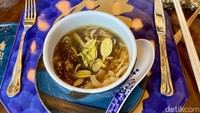 Chef Tony Su juga membuat sup perut ikan yang nikmat. Aromanya wangi berkat tambahan irisan kulit jeruk Tangerine dan bunga krisan.