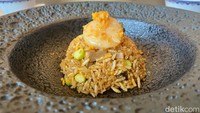 Chef Tony Su juga membuat nasi goreng scallop yang nikmat karena ditambahkan saus abalone. Tekstur nasinya renyah dengan selingan rice crispy dan telur sea urchin.