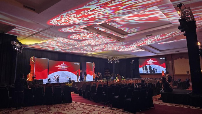 Suasana aula utama Lombok Raya Hotel Mataram yang menjadi arena debat perdana Pilgub NTB pada Rabu (23/10/2024). (Foto: Helmy Akbar/detikBali)