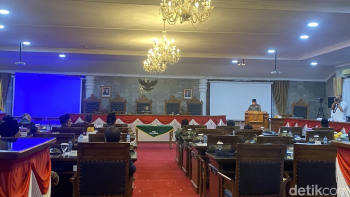 Suasana rapat paripurna DPRD Kota Sukabumi dengan agenda pembentukan AKD