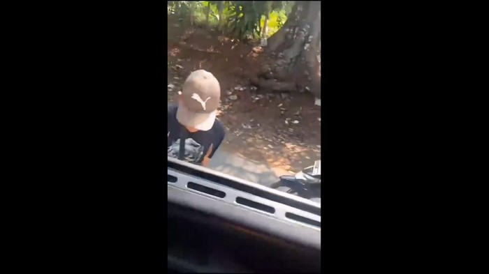Tangkapan layar video viral bang jago adang truk di Sukabumi.