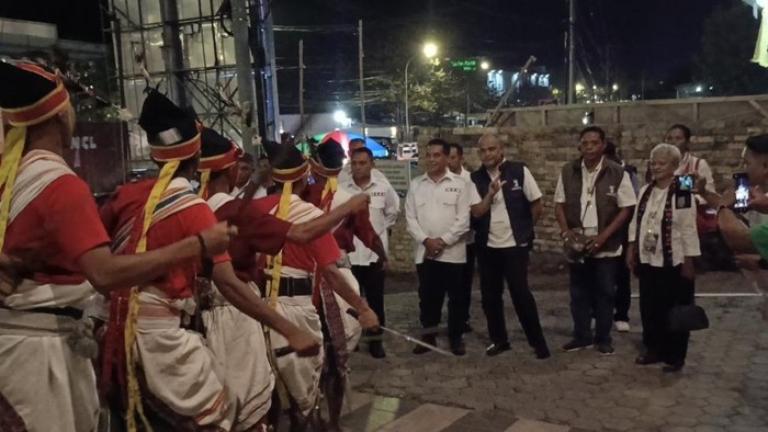 Tarian kataga menyambut paslon Simon Petrus Kamlasi-Adrianus Garu di Millenium Ballroom, lokasi debat pertama Pilgub NTT 2024, Rabu (23/10/2024)