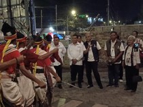 Paslon Siaga Diiringi Tarian Kataga Saat Tiba di Debat Pilgub NTT 2024