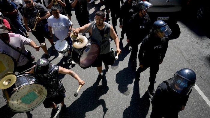 Public health workers protest against President Javier Milei's austerity measures that affect public health funding in Buenos Aires, Argentina, Tuesday, Oct. 22, 2024. (AP Photo/Natacha Pisarenko)