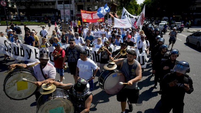 Public health workers protest against President Javier Milei's austerity measures that affect public health funding in Buenos Aires, Argentina, Tuesday, Oct. 22, 2024. (AP Photo/Natacha Pisarenko)