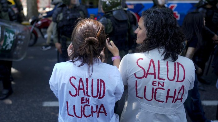 Public health workers protest against President Javier Milei's austerity measures that affect public health funding in Buenos Aires, Argentina, Tuesday, Oct. 22, 2024. (AP Photo/Natacha Pisarenko)
