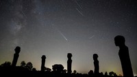 Komet C/2023 A3 - Tsuchinshan-ATLAS terlihat di langit di atas karya seni Dodekalitten di Lolland Selandia selatan, Denmark, Selasa (22/10/2024).  