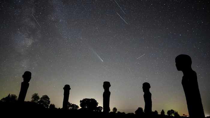 Comet C/2023 A3 - Tsuchinshan-ATLAS is seen in the sky above the artwork Dodekalitten at Lolland southern Zealand, Denmark October 22, 2024. Ritzau Scanpix/Mads Claus Rasmussen via REUTERS ATTENTION EDITORS - THIS IMAGE WAS PROVIDED BY A THIRD PARTY. DENMARK OUT. NO COMMERCIAL OR EDITORIAL SALES IN DENMARK.