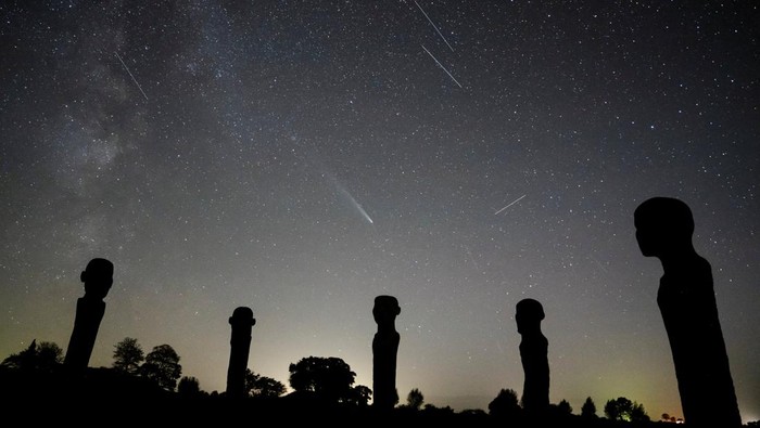 Terpesona Hujan Komet Langka di Langit Denmark Comet C/2023 A3 - Tsuchinshan-ATLAS is seen in the sky above the artwork Dodekalitten at Lolland southern Zealand, Denmark October 22, 2024. Ritzau Scanpix/Mads Claus Rasmussen via REUTERS ATTENTION EDITORS - THIS IMAGE WAS PROVIDED BY A THIRD PARTY. DENMARK OUT. NO COMMERCIAL OR EDITORIAL SALES IN DENMARK.