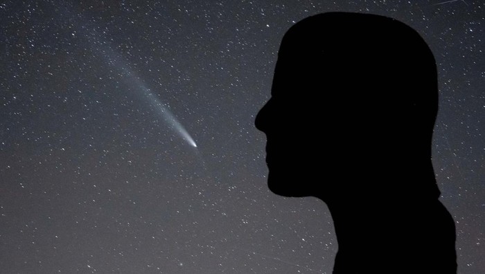 Terpesona Hujan Komet Langka di Langit Denmark Comet C/2023 A3 - Tsuchinshan-ATLAS is seen in the sky above the artwork Dodekalitten at Lolland southern Zealand, Denmark October 22, 2024. Ritzau Scanpix/Mads Claus Rasmussen via REUTERS ATTENTION EDITORS - THIS IMAGE WAS PROVIDED BY A THIRD PARTY. DENMARK OUT. NO COMMERCIAL OR EDITORIAL SALES IN DENMARK.
