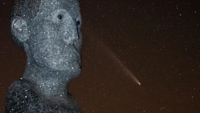 Comet C/2023 A3 - Tsuchinshan-ATLAS is seen in the sky above the artwork Dodekalitten at Lolland southern Zealand, Denmark October 22, 2024. Ritzau Scanpix/Mads Claus Rasmussen via REUTERS    ATTENTION EDITORS - THIS IMAGE WAS PROVIDED BY A THIRD PARTY. DENMARK OUT. NO COMMERCIAL OR EDITORIAL SALES IN DENMARK.