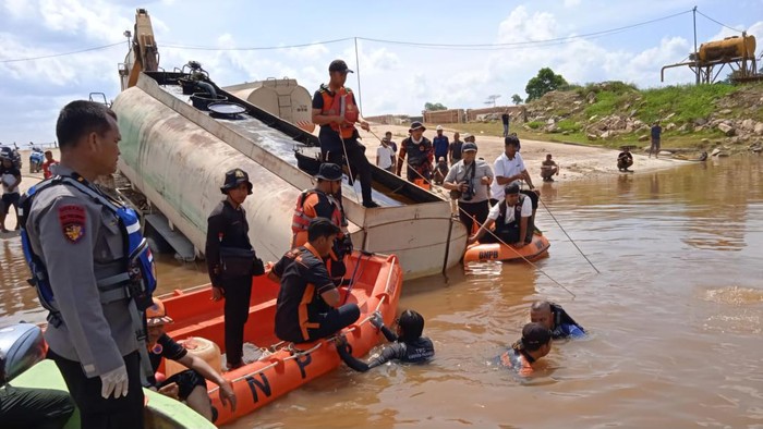 Tim gabungan melakukan proses evakuasi. (Dok Satpolair Polres Pelalawan)