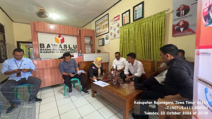 Tim Pemenangan Teguh Haryono-Farida Hidayati melaporkan KPU Bojonegoro ke Bawaslu.