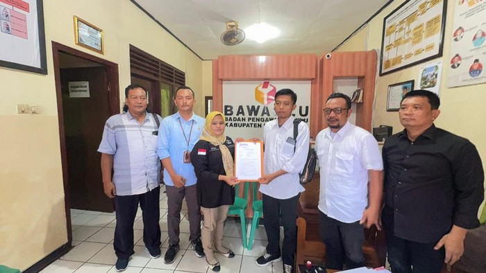 Tim Pemenangan Teguh Haryono-Farida Hidayati melaporkan KPU Bojonegoro ke Bawaslu.