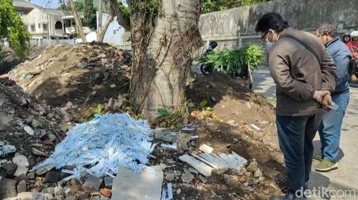 Tumpukan sampah alat kesehatan di Malang