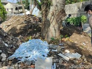 Sampah Medis Dibuang Sembarangan di Pinggir Jalan Kota Malang