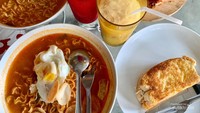 Aneka makanan di Kedai Roti Ibu Saya