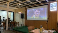 Salah satu fasilitasnya ialah proyektor