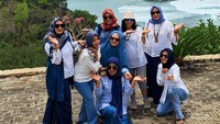 Jangan lupa kasih semangat biar semua sampai puncak Teluk Asmara Malang.