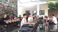 Yoyon Darsono melatih memainkan alat musik tradisional Sunda