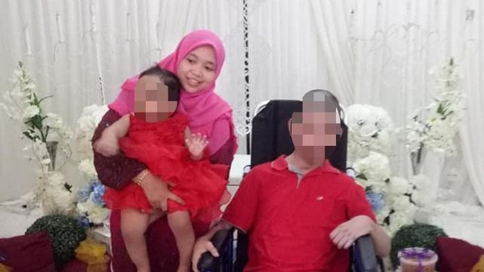 Viral wanita merawat suami lumpuh.