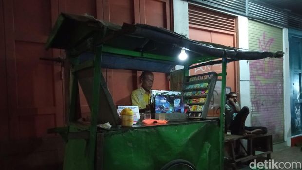 Wadi, penjual jamu di Jalan Pasuketan, Kota Cirebon.