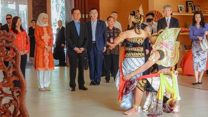 Wakil Presiden Republik Rakyat China H.E. Han Zheng saat berkunjung ke Taman Mini Indonesia Indah (TMII), Senin (21/10/2024).