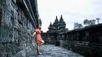 Gayanya saat berada di Candi Borobudur, Magelang, Jawa Tengah.
