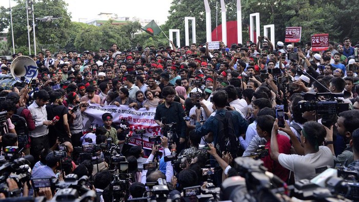 Warga Bangladesh Ramai-ramai Kepung Istana Presiden, Ada Apa? A banner carried by protesters shows a portrait of President Mohammed Shahabuddin as they gather to demand his resignation after his comments that he had no documents proving that former Prime Minister Sheikh Hasina had resigned before fleeing the country, in Dhaka, Bangladesh, Tuesday, Oct. 22, 2024. (AP Photo/Mahmud Hossain Opu)