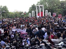Warga Bangladesh Ramai-ramai Kepung Istana Presiden, Ada Apa?