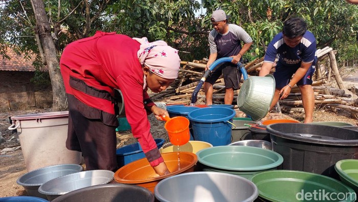 Warga kampung Kedung Jumbleng saat menerima bantuan air bersih