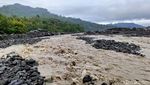 Warga Nekat Melintasi Aliran Lahar Semeru