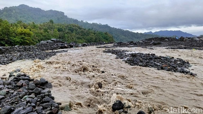 Warga nekat sebrangi aliran lahar dingin semeru saat jembatan limpas putus