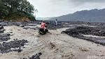 Warga Nekat Melintasi Aliran Lahar Semeru