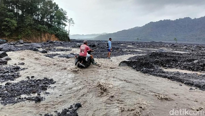 Warga nekat sebrangi aliran lahar dingin semeru saat jembatan limpas putus Warga nekat sebrangi aliran lahar dingin semeru saat jembatan limpas putus