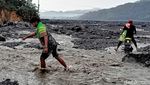 Warga Nekat Melintasi Aliran Lahar Semeru