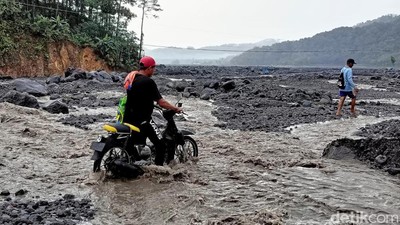 Warga Nekat Melintasi Aliran Lahar Semeru