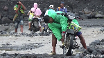 Warga Nekat Melintasi Aliran Lahar Semeru