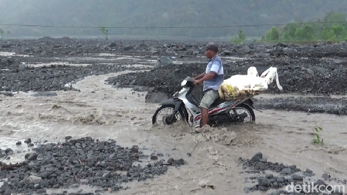 Warga Nekat Sebrangi Aliran Lahar Gunung Semeru untuk Berkativitas saat jembatan limpas tertimbun material Warga Nekat Sebrangi Aliran Lahar Gunung Semeru untuk Berkativitas saat jembatan limpas tertimbun material