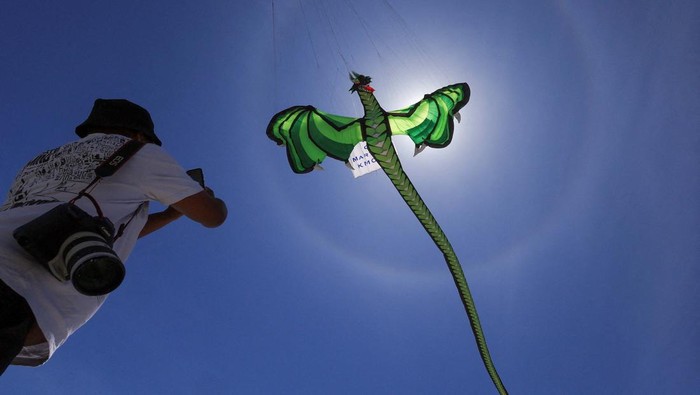Wow! Ada 'Naga' Terbang di Langit Afrika Selatan Kites fly during a practice run at Dolphin Beach ahead of this weekend's 30thΒ CapeΒ TownΒ InternationalΒ KiteΒ Festival, anΒ awareness campaignΒ for WorldΒ MentalΒ HealthΒ Day whereΒ kiteΒ enthusiasts gather to fly colourfulΒ kites to raise funds forΒ mentalΒ healthΒ support, in CapeΒ Town, South Africa, October 22, 2024. REUTERS/Esa Alexander