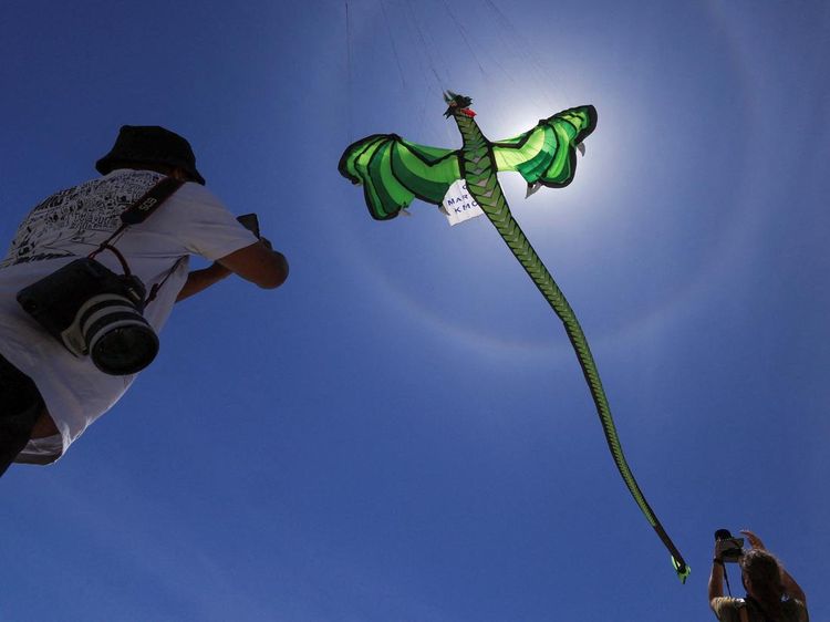 Wow! Ada Naga Terbang di Langit Afrika Selatan