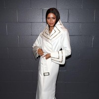 Gaun berkilauan tersebut mirip dengan rancangan Bob Mackie lainnya, yang pernah dikenakan penyanyi Cher pada 1972. Foto: Getty Images for The Rock and Ro/Dia Dipasupil