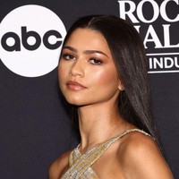 Rambut hitam Zendaya ditata lurus dan sleek dengan belahan tengah. Mirip seperti gaya Cher yang ikonik sepanjang kariernya. Foto: Getty Images for The Rock and Ro/Dia Dipasupil