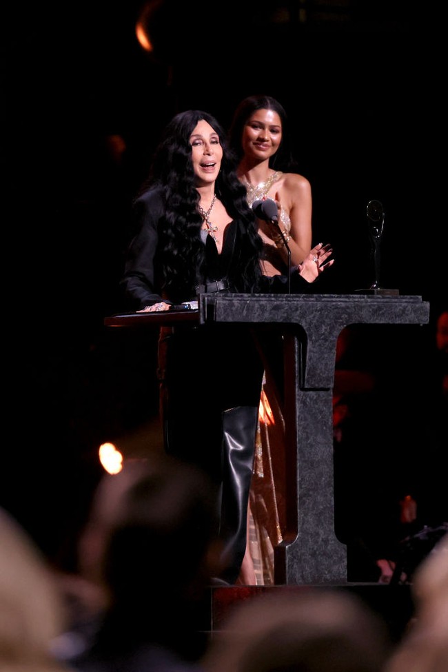 Gaya yang diusung Zendaya juga mencerminkan keberanian dan keunikan—dua sifat yang sangat melekat pada Cher.  Foto: Getty Images for The Rock and Ro/Dia Dipasupil