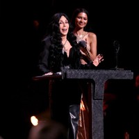 Gaya yang diusung Zendaya juga mencerminkan keberanian dan keunikan—dua sifat yang sangat melekat pada Cher.  Foto: Getty Images for The Rock and Ro/Dia Dipasupil