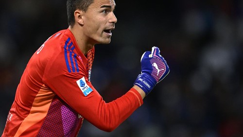 NAPLES, ITALY - OCTOBER 04: Emil Audero of Como reacts during the Serie A match between Napoli and Como at Stadio Diego Armando Maradona on October 04, 2024 in Naples, Italy. (Photo by Image Photo Agency/Getty Images)