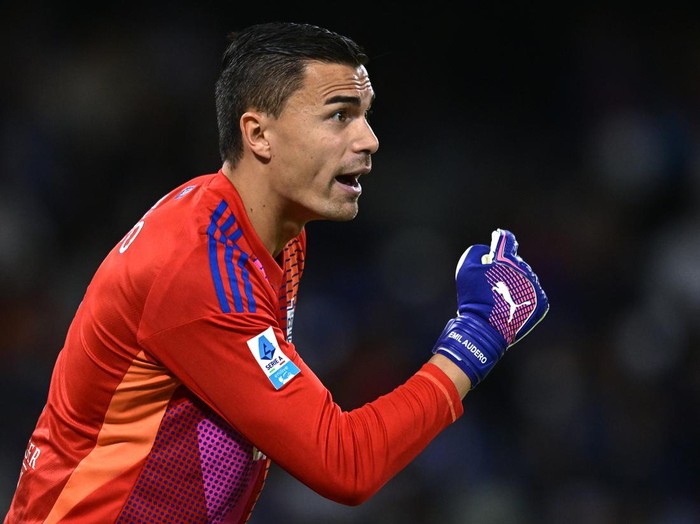 NAPLES, ITALY - OCTOBER 04: Emil Audero of Como reacts during the Serie A match between Napoli and Como at Stadio Diego Armando Maradona on October 04, 2024 in Naples, Italy. (Photo by Image Photo Agency/Getty Images)