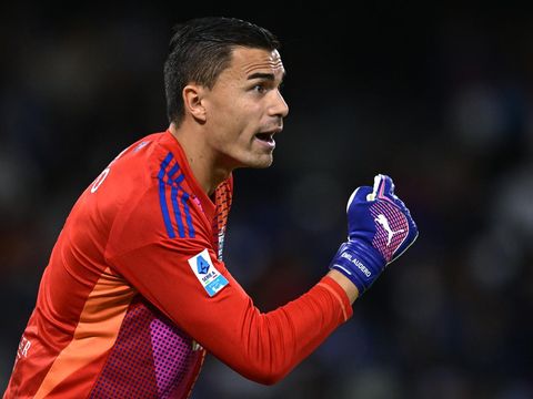 NAPLES, ITALY - OCTOBER 04: Emil Audero of Como reacts during the Serie A match between Napoli and Como at Stadio Diego Armando Maradona on October 04, 2024 in Naples, Italy. (Photo by Image Photo Agency/Getty Images)