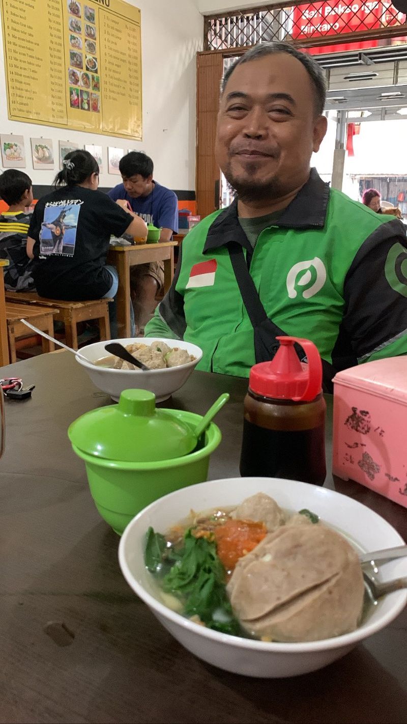 5 Orang Traktir Makan yang Berujung Haru Sampai Bikin Runyam