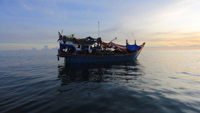 Sejumlah pengungsi etnis Rohingya duduk di dalam kapal yang mesinnya mati di perairan Desa Padang Bakau, Kecamatan Labuhan Haji, Aceh Selatan, Aceh, Rabu (23/10/2024). Sejak enam hari terakhir ratusan imigran etnis Rohingya masih bertahan di dalam kapal yang terombang-ambing di perairan Aceh Selatan sambil menanti keputusan evakuasi ke daratan dari pihak terkait. ANTARA FOTO/Syifa Yulinnas/aww.